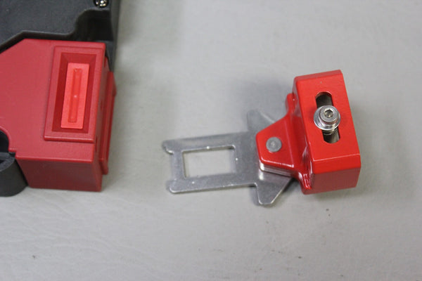 UNUSED OMRON GUARD LOCK SAFETY-DOOR SWITCH WITH ACTUATOR D4JL-2NFA-C5