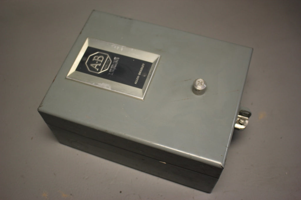 ALLEN BRADLEY REVERSING MOTOR STARTER IN ENCLOSURE 705-TAD SERIES CC