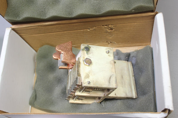 NEW CUTLER HAMMER POWER CIRCUIT BREAKER UPPER STUD ASSEMBLY 591C750G02