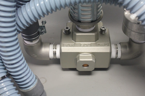 UNUSED SMC AIR OPERATED VALVE WITH HOSES VPA3165V-10