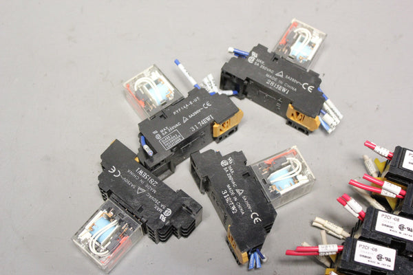 LOT OF OMRON RELAYS AND BASES  AS PICTURED