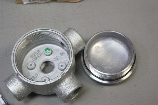 NEW EATON CONDUIT OUTLET BOX WITH COVER GUAW26