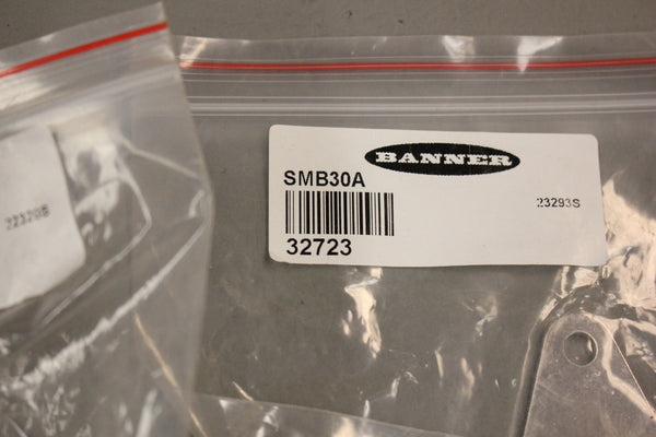 LOT OF 2 NEW BANNER SMB30A 32723 RIGHT ANGLE MOUNTING BACKETS