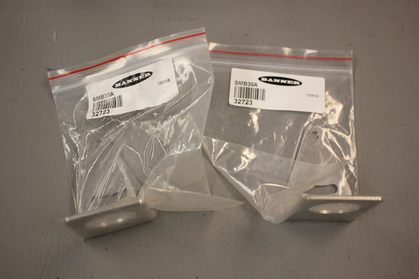 LOT OF 2 NEW BANNER SMB30A 32723 RIGHT ANGLE MOUNTING BACKETS