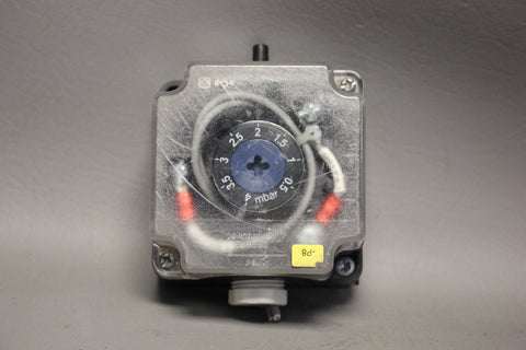 JOHNSON CONTROLS P233A-4-AA DIFFERENTIAL AIR PRESSURE SWITCH