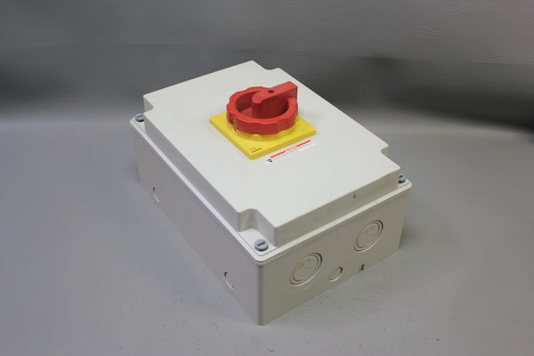 UNUSED SIEMENS MASTER/EMERGENCY STOP SWITCH IN ENCLOSURE 3LD2866-1GP53-0US1