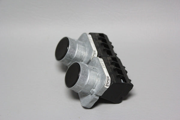 LOT OF 2 SIEMENS OIL TIGHT BLACK FLUSH PUSHBUTTON 52PA8A1 W/ 52BAK