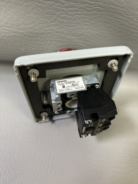 SIEMENS 52PP2A2A RED PUSH PULL OPERATOR BUTTON W/ HOFFMAN ENCLOSURE