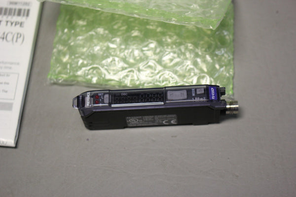 NEW KEYENCE DIGITAL FIBER SENSOR  FS-V33CP