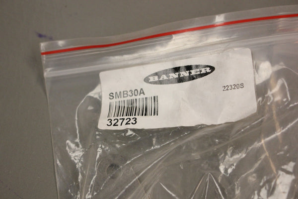 LOT OF 2 NEW BANNER SMB30A 32723 RIGHT ANGLE MOUNTING BACKETS
