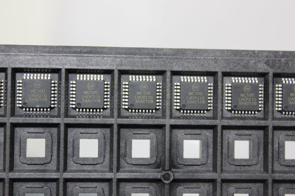 25  ON SEMI DIFFERENTIAL ECL/PECL/HSTL CLOCK DRIVER MC100LVEP210(S12-2-107E)