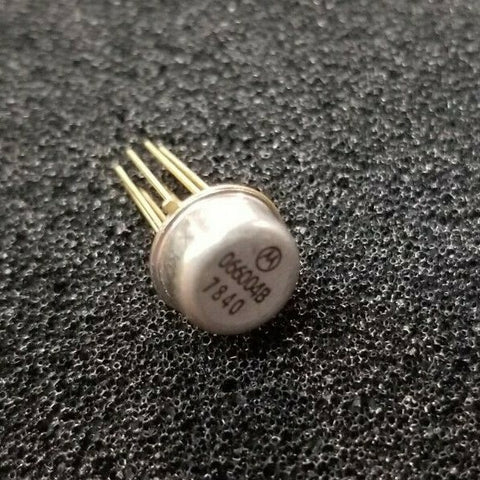 New Old Stock Motorola Metal Can Gold Lead TO-99-8 IC In Carrier 066004B