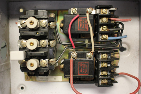 ALLEN BRADLEY REVERSING MOTOR STARTER IN ENCLOSURE 705-TAD SERIES CC