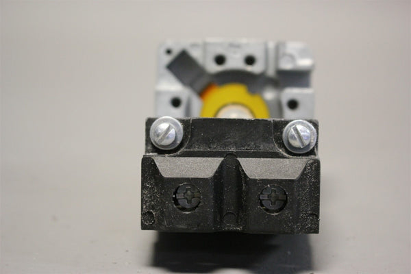 SIEMENS OIL-TIGHT ILLUMINATED YELLOW PILOT LIGHT 52PL4E9 W/52AAF