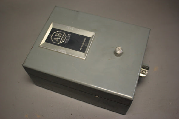 ALLEN BRADLEY REVERSING MOTOR STARTER IN ENCLOSURE 705-TAD SERIES CC