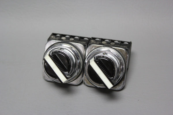 LOT OF 2 SIEMENS SELECTOR SWITCH 2 POSITION  W/CONTACT BLOCK  52SA2AAB W/52BJK