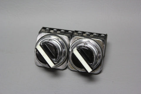 LOT OF 2 SIEMENS SELECTOR SWITCH 2 POSITION  W/CONTACT BLOCK  52SA2AAB W/52BJK