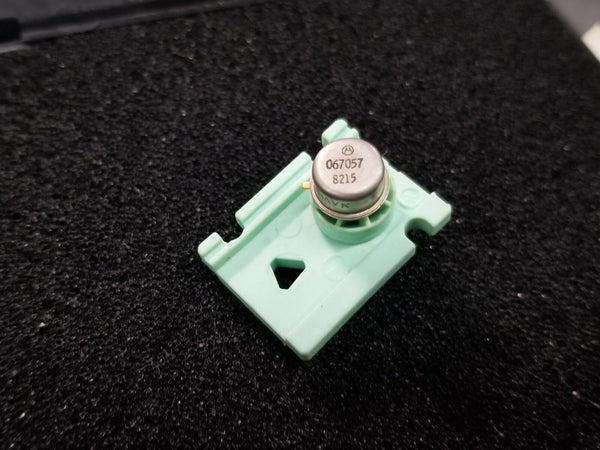 New Old Stock Motorola Metal Can Gold 3 Lead IC In Carrier 067057