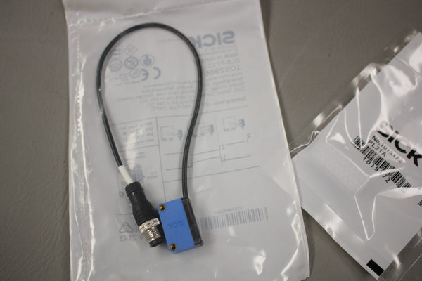 NEW SICK PHOTOELECTRIC SENSOR WITH REFLECTOR GL6-P7111 / PL21A