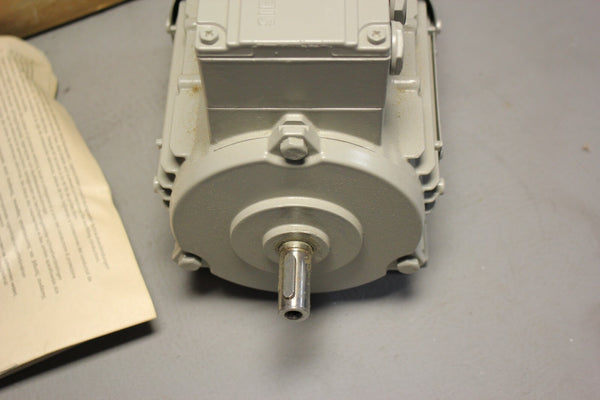 NEW SIEMENS SIMOTIC GP LOW VOLTAGE MOTOR  1LA7070-4AB10