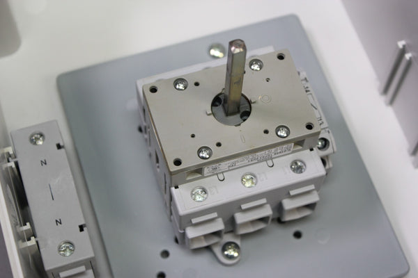 UNUSED SIEMENS MASTER/EMERGENCY STOP SWITCH IN ENCLOSURE 3LD2866-1GP53-0US1