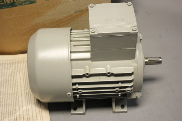 NEW SIEMENS SIMOTIC GP LOW VOLTAGE MOTOR  1LA7070-4AB10