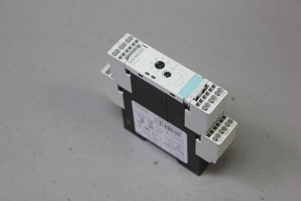 UNUSED SIEMENS TEMPERATURE MONITORING RELAY 3RS1000-2CK10